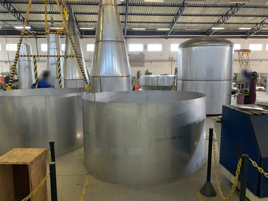 Ciclones e tanque misturador em aço inox fabricados na caldeiraria da Globe Systems