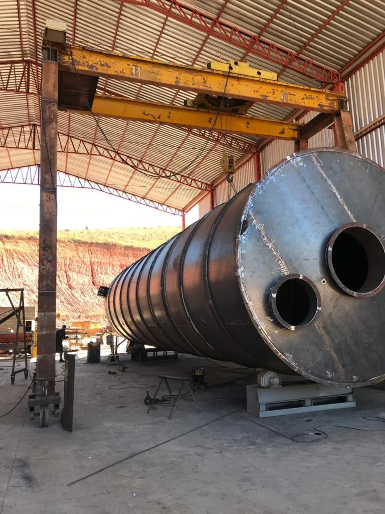 Silo de estoque de 100 m³ em fabricação na caldeiraria da Globe Systems